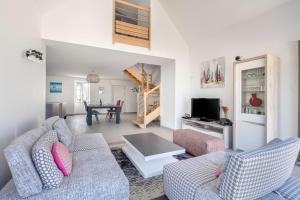 a living room with two couches and a table at Grande maison pour 8 a St Armel in Saint-Armel