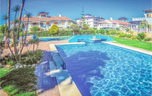 een groot zwembad voor een huis bij Pet Friendly Apartment In Torrevieja-la Mata With Swimming Pool in La Mata