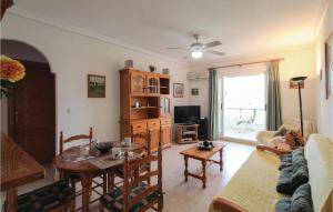 ラ・マタにあるBeautiful Apartment In Torrevieja-la Mata With Wifi, Outdoor Swimming Pool And Swimming Poolのリビングルーム(ソファ、テーブル付)