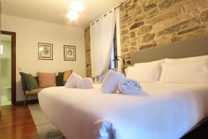 A bed or beds in a room at Sete Artes by Como en Casa Még 37 kép