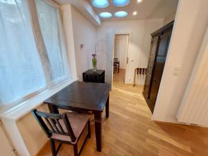 ein Esszimmer mit einem Tisch und einem Stuhl in der Unterkunft Vienna Studio Apartments in Wien