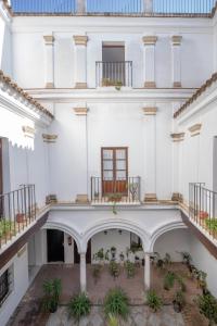 an internal view of a white building with plants at LASPALOMAS18 in Sanlúcar de Barrameda