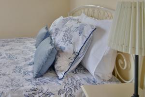 Un pat sau paturi într-o cameră la Monolithos Villas