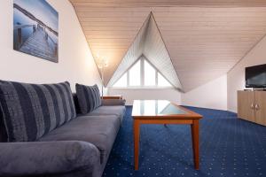 ein Wohnzimmer mit einem Sofa und einem Tisch in der Unterkunft Apart Holidays in Morschach