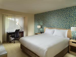 A bed or beds in a room at One Saltillo Aeropuerto