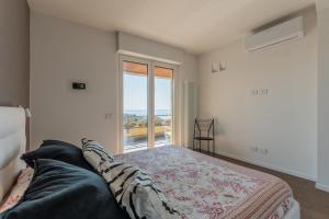 een slaapkamer met een bed en een groot raam bij Eco del Silenzio in Lerici