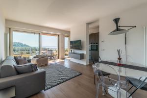 een woonkamer met een bank en een glazen tafel bij Eco del Silenzio in Lerici