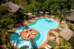 uma vista superior para uma piscina com cadeiras e um resort em VOI Amarina Resort em Nosy Be