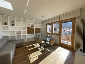 A seating area at 021 Attico Quadrilocale, Pinzolo