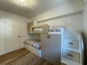 A kitchen or kitchenette at 021 Attico Quadrilocale, Pinzolo