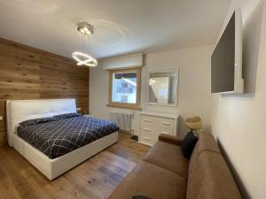 A bed or beds in a room at 021 Attico Quadrilocale, Pinzolo