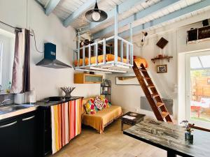 cocina y sala de estar con cama elevada en Studio le moulin de Pascale, en Espelette