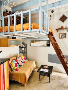 Habitación con sofá y literas. en Studio le moulin de Pascale, en Espelette