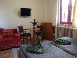 Postel nebo postele na pokoji v ubytování Pension Orbis