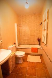 La salle de bains est pourvue d'une baignoire, de toilettes et d'un lavabo. dans l'établissement La Cochera de Don Paco, à Fresno de Cantespino