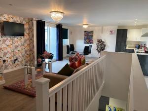 ein großes Wohnzimmer mit einem Sofa und einem Wohnzimmer in der Unterkunft Central 2 bed Newly built DUPLEX Penthouse with FREE Gated, On-site Parking, Lift access, Self Check-in, SUPER Fast WIFI, TWO Cathedral view Terraces & Sleeps 6 in Peterborough