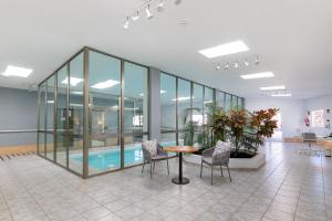 - un hall avec une table, des chaises et une piscine dans l'établissement Casas Heddy, Well-being Resort, à Puerto del Carmen