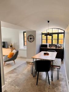 een keuken en eetkamer met een tafel en stoelen bij Dans ma Bulle - Les Balcons de la Cité in Carcassonne