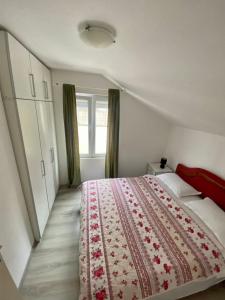Кровать или кровати в номере Apartments Kuc