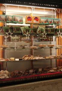 a display of pastries in a bakery with stars at Porte di Venezia, Tessera Aeroporto in Favaro Veneto