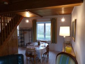 d'une salle à manger avec une table et une fenêtre. dans l'établissement Duplex 4 personnes La Calypso, à Blangy-sur-Bresle