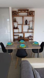 a dining room with a table with four chairs at Très beau 3 pièces spacieux lumineux et climatisé in Nice