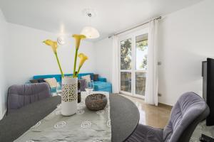 a living room with a table with yellow flowers on it at Premium apartment Peschiera Porec in Poreč