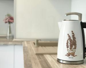a kettle sitting on top of a kitchen counter at Apartament Czechowska Luxury in Lublin