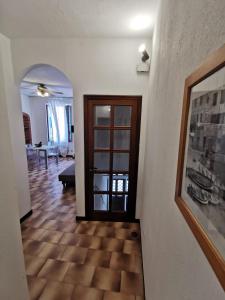 un couloir avec une porte menant à un salon dans l'établissement vacation vernazza, à Vernazza