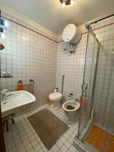 La salle de bains est pourvue de toilettes, d'un lavabo et d'une douche. dans l'établissement A'MA CASA, à Modica