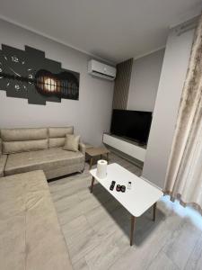 een woonkamer met een bank en een tafel bij 090 Area in Tirana