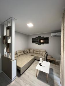 een woonkamer met een bank en een tafel bij 090 Area in Tirana