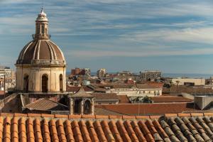 vistas a la ciudad desde el techo de un edificio en 81 Suite and Breakfast en Catania