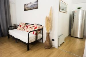 een woonkamer met een bank en een koelkast bij Residenza Sforza Apartment 2 in Napels