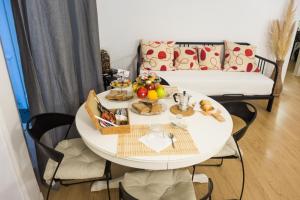 een woonkamer met een tafel met eten erop bij Residenza Sforza Apartment 2 in Napels +29 foto's