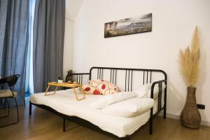een zwart bed met een tafel in een kamer bij Residenza Sforza Apartment 2 in Napels