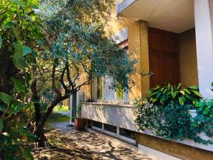 Muggiò的住宿－Appartamento tra Monza e Milano，隔壁有树的建筑