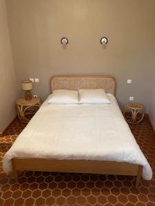 Un pat sau paturi într-o cameră la Villa bord de mer