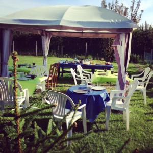 a group of tables and chairs under a gazebo at I Due Orfici in Cona