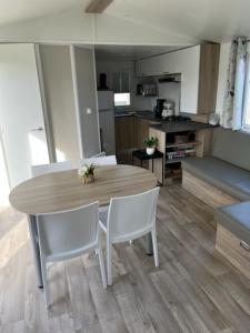 Kuchyň nebo kuchyňský kout v ubytování Moderne stacaravan + 11 fotografií