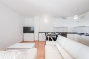 Televízia a/alebo spoločenská miestnosť v ubytovaní Apartments Mrs Brightside