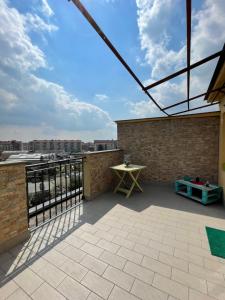 patio con tavolo in cima a un edificio di MYHOUSE INN PRONDA - Affitti Brevi Italia a Torino