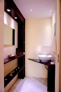 a bathroom with a sink and a mirror at Casa Strela B&B Tarrafal in Tarrafal