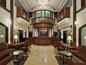 Posezení v ubytování Ramada by Wyndham Mussoorie Mall Road