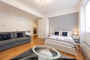 Un dormitorio blanco con una cama y un sofá. en Milan Royal Suites - Centro Cadorna, en Milán 90 fotos más