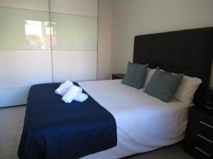 een slaapkamer met een bed met twee handdoeken erop bij Garden Relax Apartments, by Comfortable Luxury in Corralejo