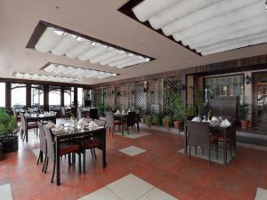 Restaurace v ubytování Ramada by Wyndham Mussoorie Mall Road