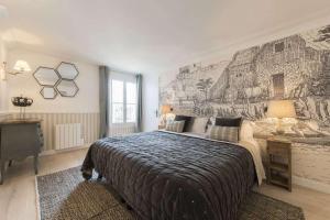 um quarto com uma cama grande e um mural de parede em Leocadia em Paris