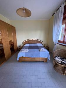 a bedroom with a bed with a blue blanket at La Timpa in Acireale