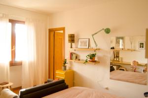 1 dormitorio con 1 cama y escritorio con lámpara en Monolocale in villa, a 300 metri dal centro - Beau Rivage room apartment, en Santarcangelo di Romagna